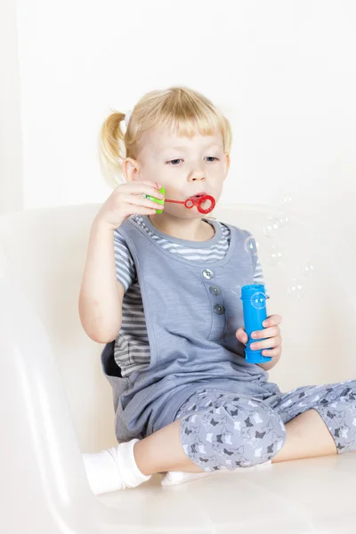 Menina brincando com um fabricante de bolhas — Fotografia de Stock