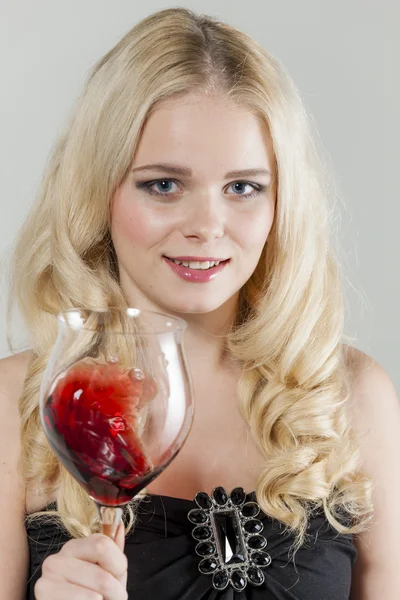 Femme avec un verre de vin rouge — Photo