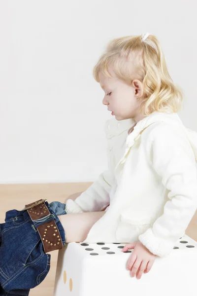 Little girl changing the clothes — Stock Photo, Image