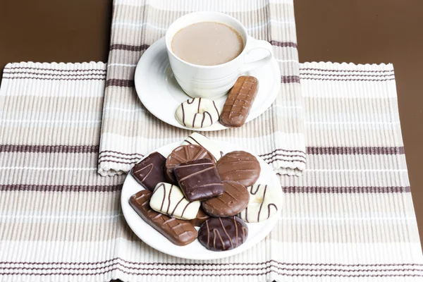Xícara de café com biscoitos de chocolate — Fotografia de Stock