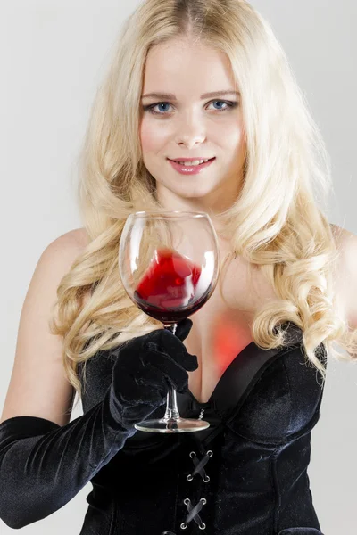 Donna con un bicchiere di vino rosso — Foto Stock