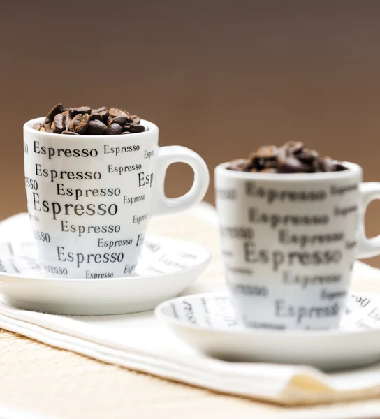 Koffie cups vol met koffie bonen — Stockfoto