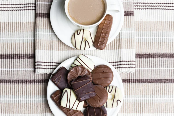 Xícara de café com biscoitos de chocolate — Fotografia de Stock