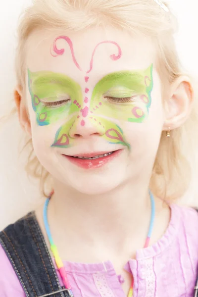 Porträt eines kleinen Mädchens mit Kinderschminken — Stockfoto