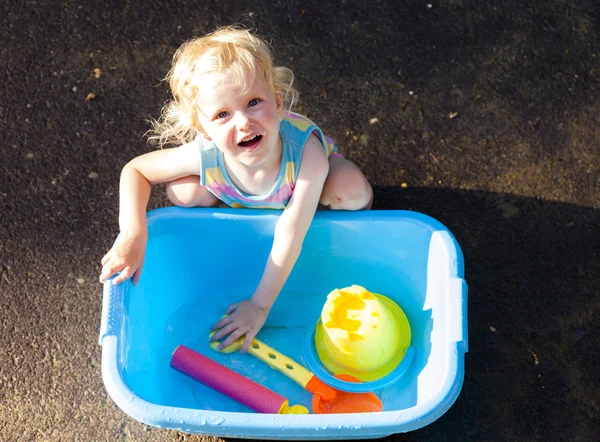 Barn girl spela i sommar — Stockfoto