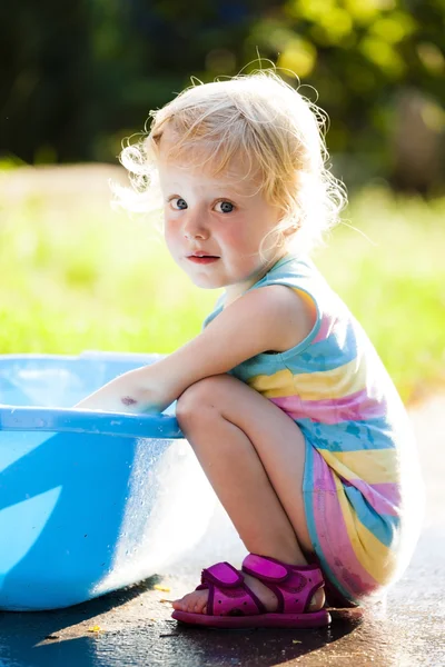 Toddler girl playing in summer — Stock Photo, Image