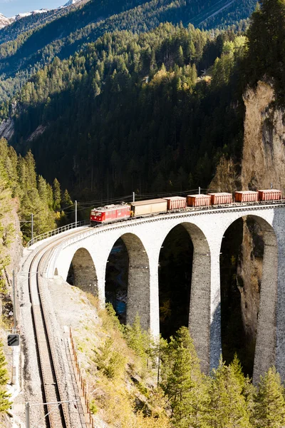 Поезд на Rhaetian Railway, Landwasserviadukt, кантон Graubunden , — стоковое фото