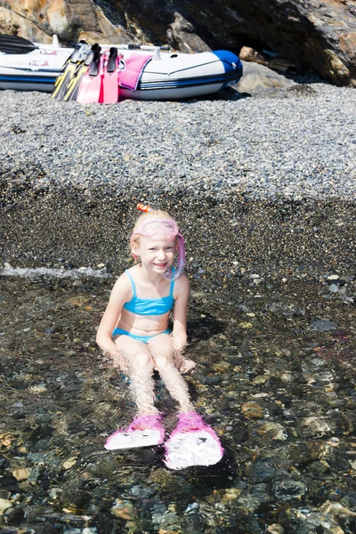 Μικρό κορίτσι στην παραλία στη θάλασσα έτοιμο για κολύμβηση με αναπνευστήρα — Φωτογραφία Αρχείου