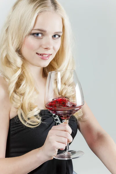 Vrouw met een glas rode wijn — Stockfoto