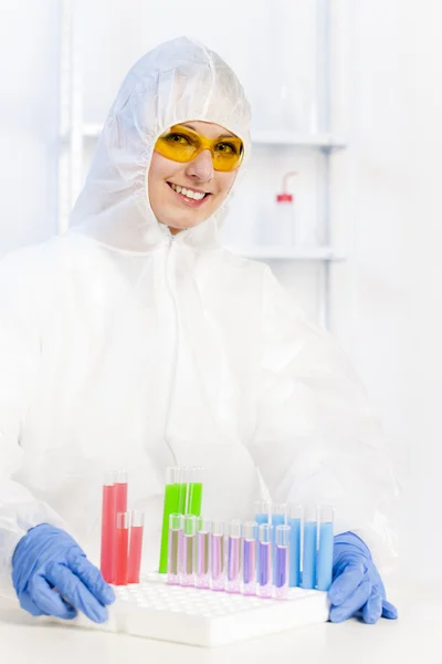 Ung kvinna som bär skyddande päls i laboratorium — Stockfoto