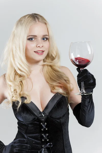 Femme avec un verre de vin rouge — Photo