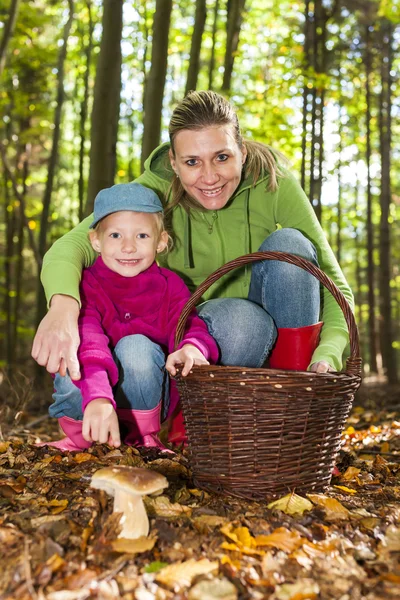 Mother with her daughter doing mushroom picking — Stock Photo, Image