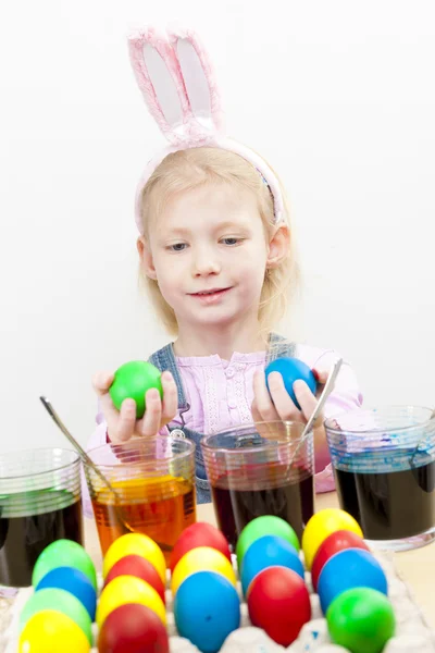 Portrait of little girl during Easter eggs'' coloration — Stock Photo, Image