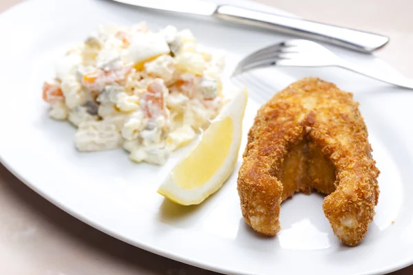 Carpa fritta con insalata di patate — Foto Stock