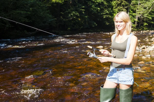 Donna che pesca nel fiume Jizera, Repubblica Ceca — Foto Stock