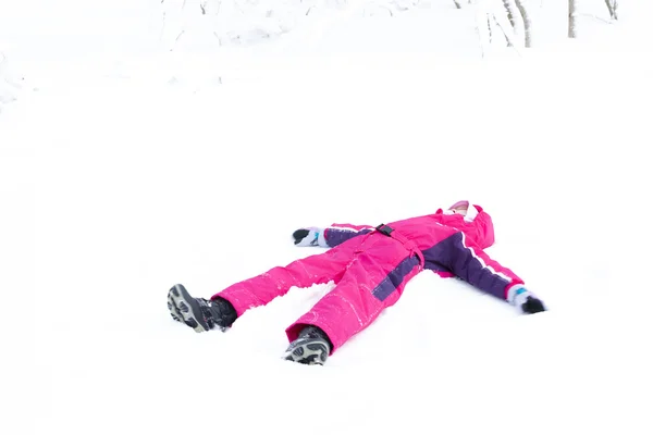 在雪中玩耍的小女孩 — 图库照片