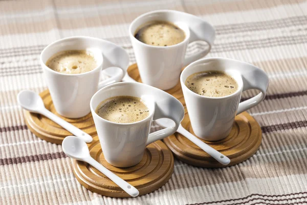 Tassen Kaffee auf Tischdecken — Stockfoto