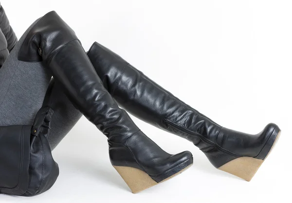 Mujer usando botas negras de plataforma —  Fotos de Stock
