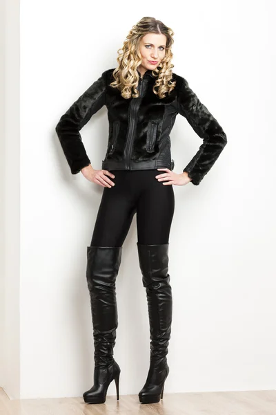 ファッショナブルな黒の服を着て立っている女性 — ストック写真