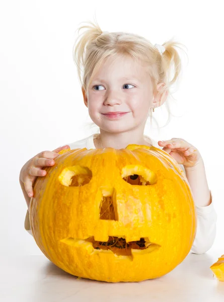 Girl carving pumpkin for Halloween — Stock Photo, Image