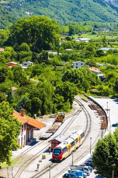 Treno alla stazione ferroviaria di Entrevaux — Foto Stock