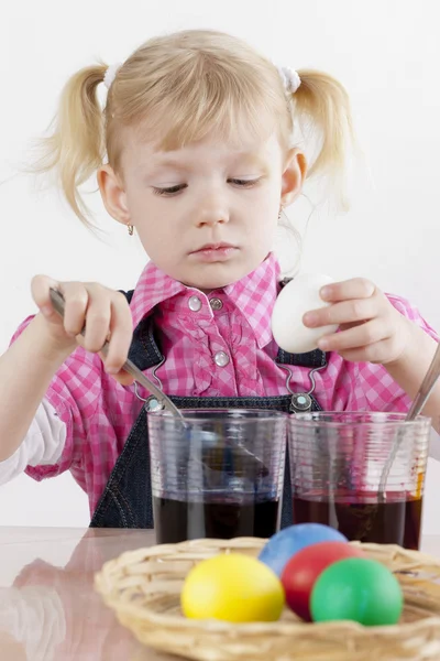 Petite fille pendant la coloration des oeufs de Pâques — Photo