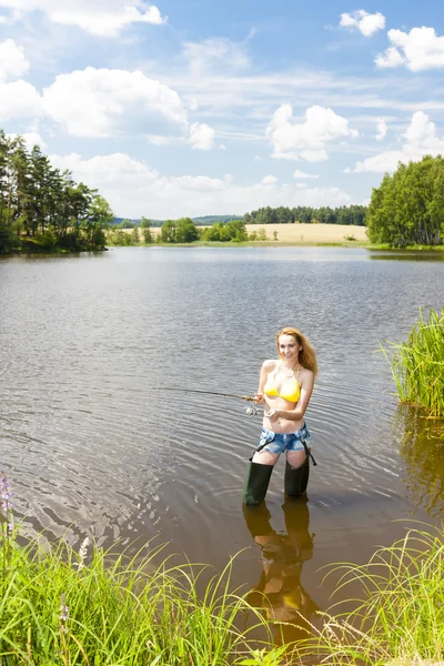 在暑假期间在池塘里钓鱼的女人 — 图库照片