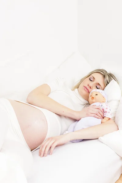 怀孕的女人睡在床上 — 图库照片