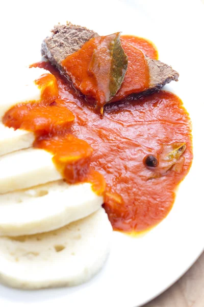 Carne de bovino com molho de tomate — Fotografia de Stock