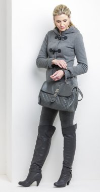 Gri elbise giyen kadın