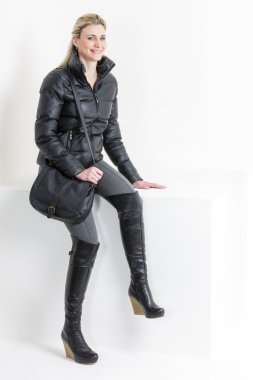 Kadın giyen platform siyah çizmeler