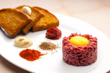 Sığır filetosu biftek tartare plaka üzerinde