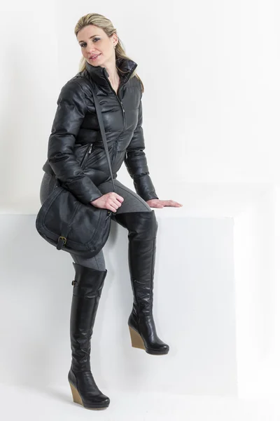 Frau trägt schwarze Plateaustiefel — Stockfoto