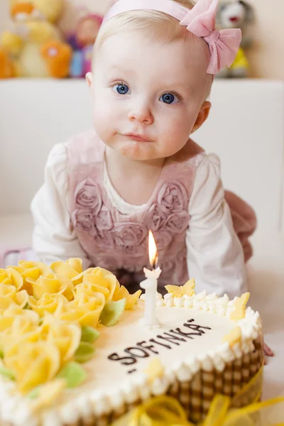 Ragazza del bambino con la sua torta di compleanno — Foto Stock