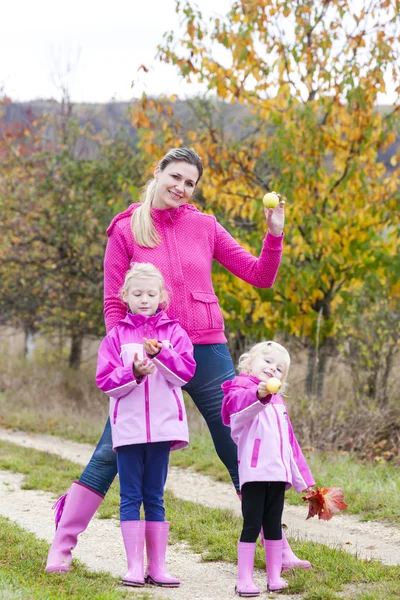 Mother and her daughters with apples — Stock Photo, Image
