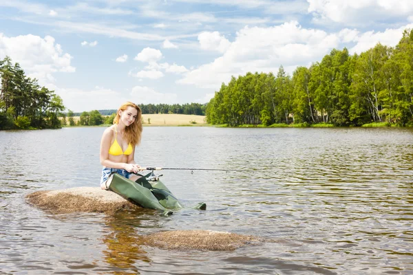 Žena ryby v rybníku v létě — Stock fotografie