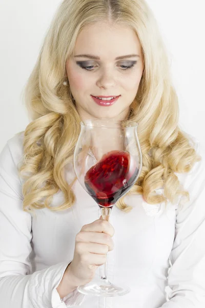 Ung kvinna med ett glas rött vin — Stockfoto