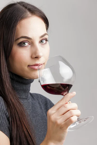 Νεαρή γυναίκα πόσιμο κόκκινο κρασί — 图库照片