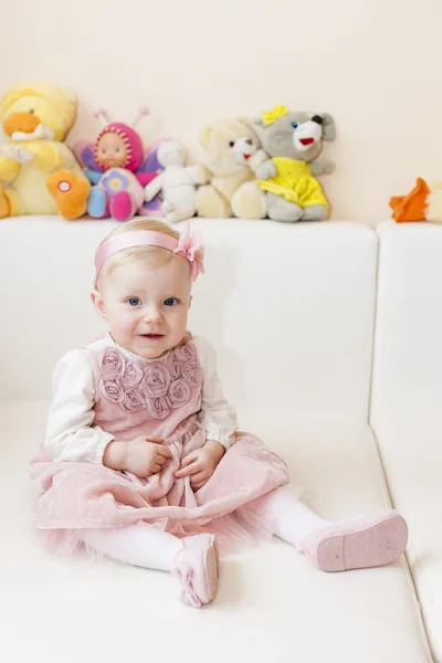 Barn girl bär Rosa klänning — Stockfoto