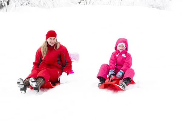 母亲和她的小女儿与梁咏琪在雪中 — 图库照片
