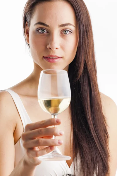 Ung kvinna med ett glas vitt vin — Stockfoto