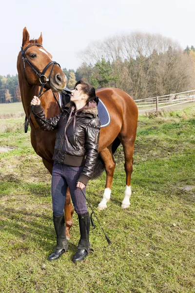 Equestre com seu cavalo no prado — Fotografia de Stock