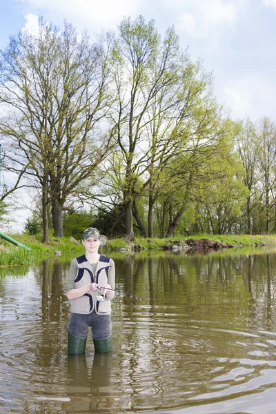 Femme pêche dans l'étang — Photo