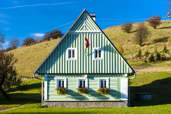 Groene cottage, Tsjechië — Stockfoto