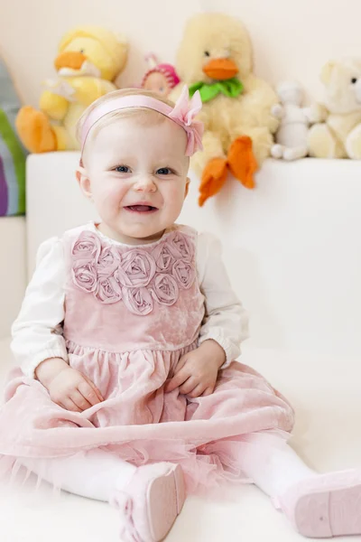 Sentado menina criança vestindo vestido rosa — Fotografia de Stock