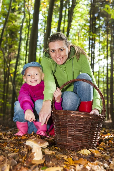 Mamma med sin dotter plocka svamp — Stockfoto