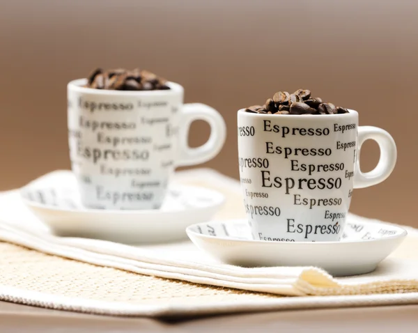 Koffie cups vol met koffie bonen — Stockfoto