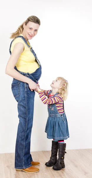 Flicka med mamma gravid — Stockfoto