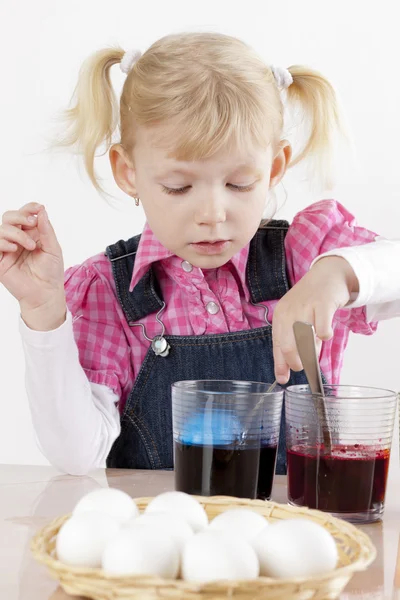 Niña durante la coloración de los huevos de Pascua — Foto de Stock