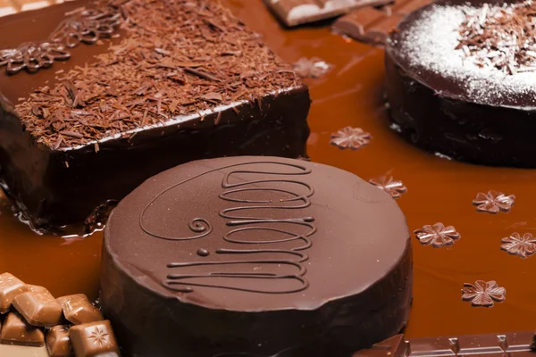 Choklad med Wiener tårta och chokladkakor — Stockfoto